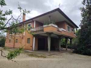 Casale storico con magazzini in vendita a Cisterna di – T938